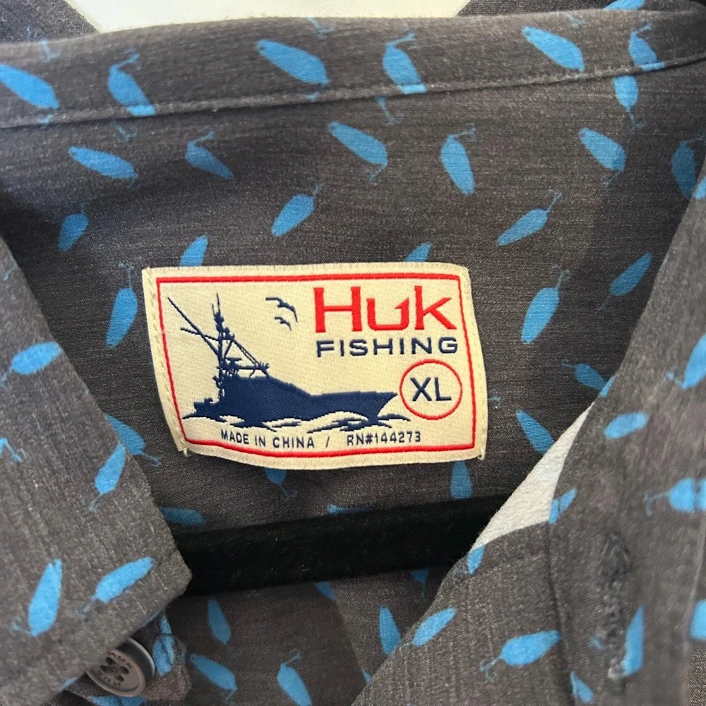 Huk Fishing Gray Men's XL Blue Lure‎ print Short Sleeve Button up Shirt Outdoors